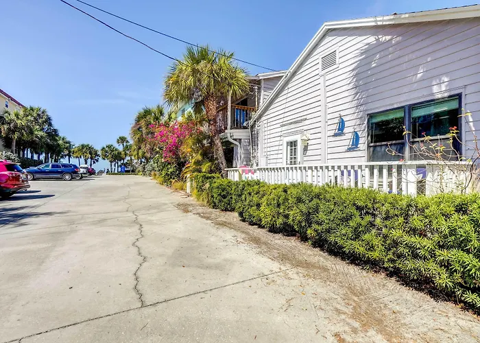 Indian Rocks Cottage, Walk To Beach! Holiday home *